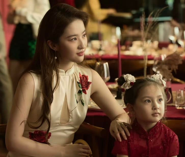 Trên diễn đàn mạng cũng đang chia sẻ một câu chuyện hết sức đáng yêu của cô bé này. Thời điểm phim "câu chuyện Hoa Hồng" đóng máy, bé đã nhờ Lưu Diệc Phi và Lâm Canh Tân ký tên lên hơn 20 tấm ảnh để về chia cho bạn bè.