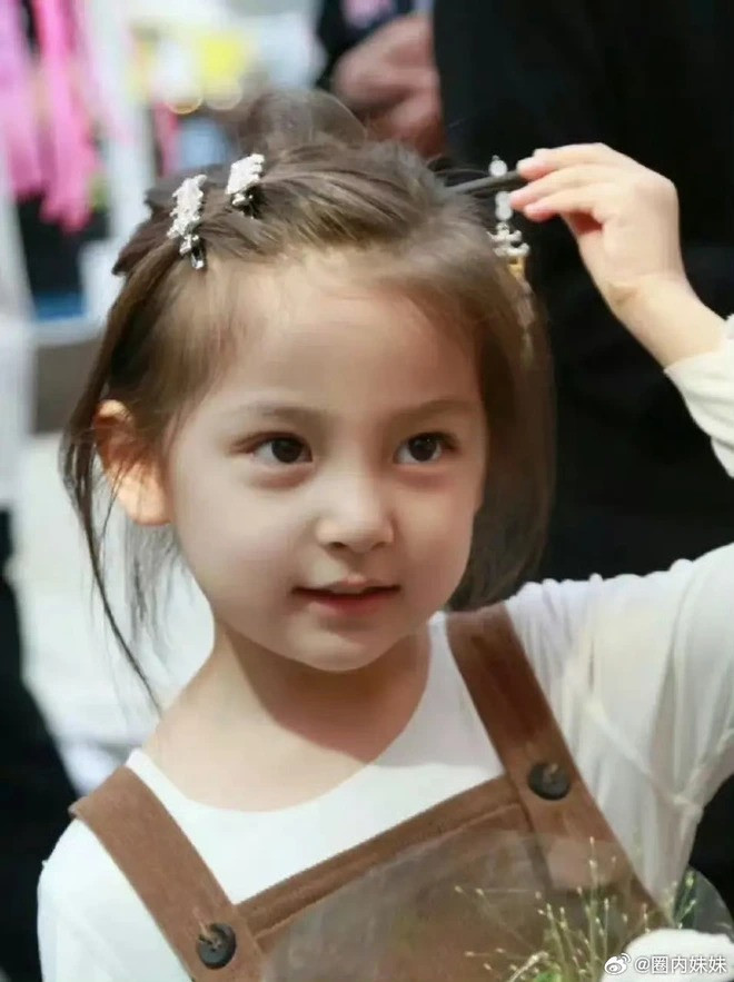 Quách Ngộ An (biệt danh An An) đang là cái tên được netizen xứ Trung nhắc nhiều gần đây, khi cô bé thủ vai con gái của Hoa Hồng (do Lưu Diệc Phi đảm nhận) trong phim "Câu chuyện Hoa Hồng". Cô bé được nhiều người ca ngợi "xứng danh là tiểu mỹ nhân", "chuẩn nhan sắc con gái Lưu Diệc Phi.