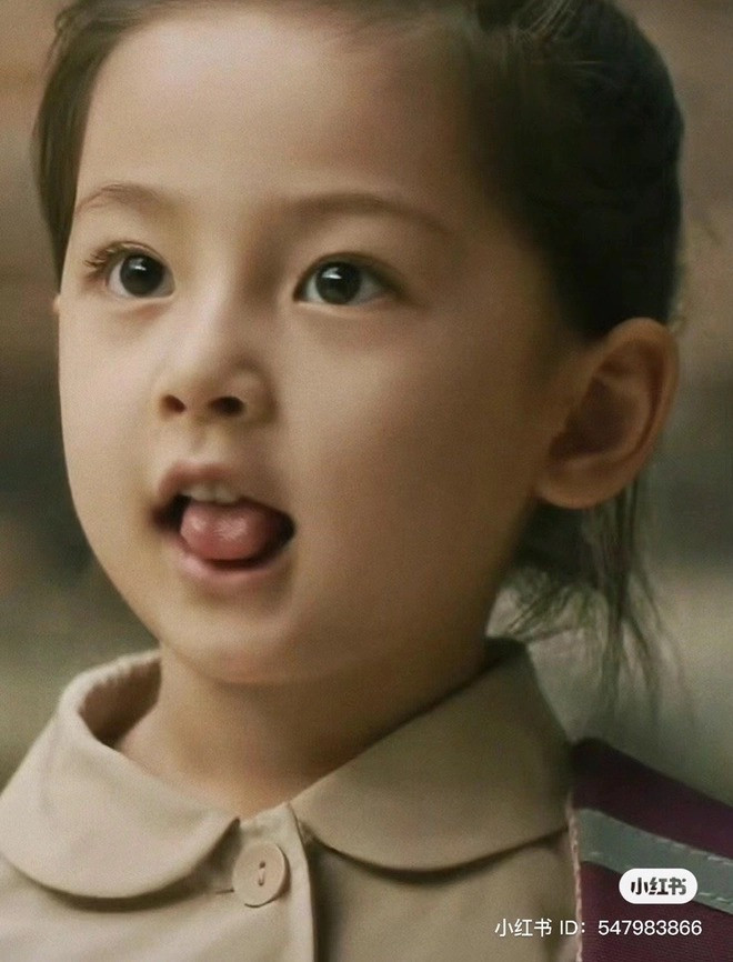 An An sở hữu gương mặt tròn trĩnh, đáng yêu, đôi mắt to long lanh, khuôn miệng chúm chím xứng danh "mỹ nhân nhí".