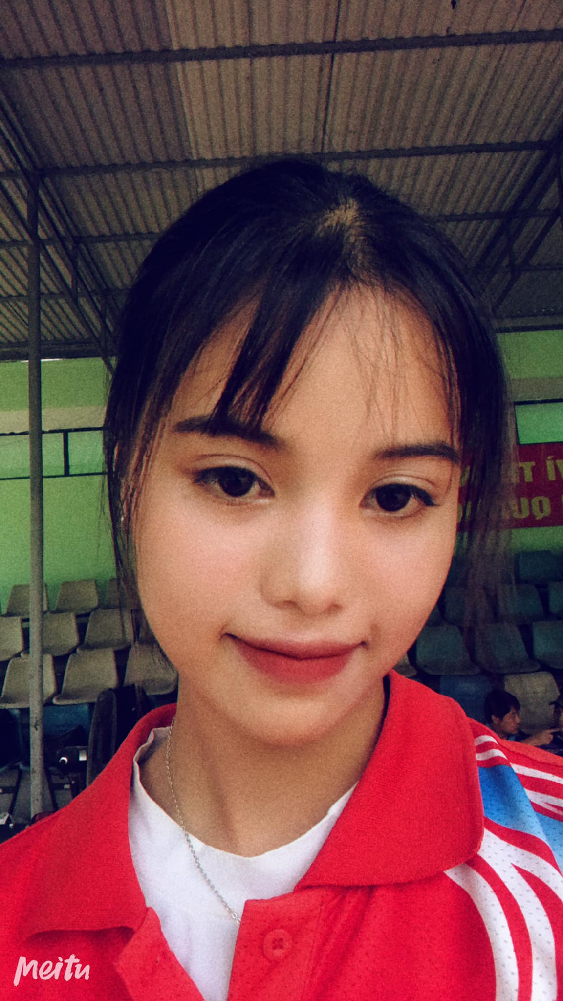 Điểm cuốn hút nhất trên khuôn mặt của Ánh Nguyệt có lẽ là đôi mắt cực to, trò và hàng lông mi dài như nối.