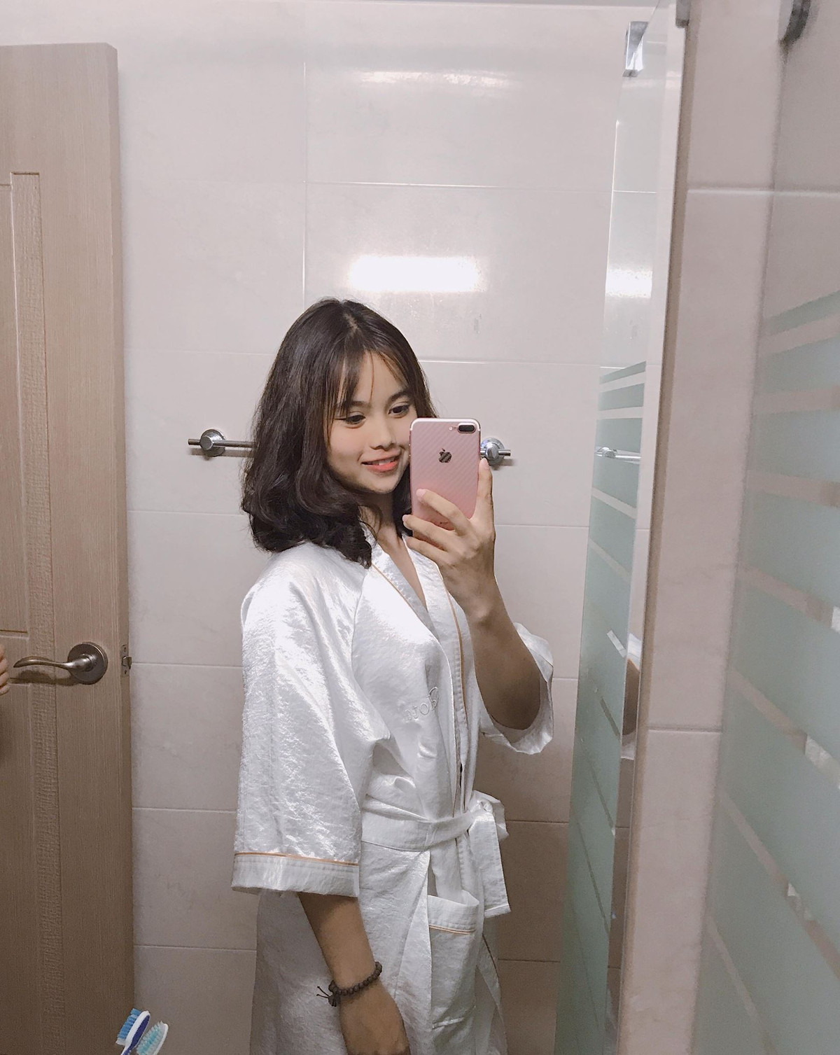 Nữ cung thủ thường xuyên chia sẻ khoảnh khắc đời thường lên mạng xã hội. Soi Facebook của Ánh Nguyệt có thể thấy cô hâm mộ cầu thủ Văn Toàn của đội tuyển Việt Nam.