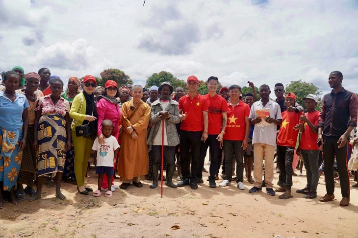 Nam Youtuber cùng các thành viên trong team mình xây nhà tình thương cho trẻ mồ côi, tặng bánh trung thu cho trẻ em, xây giếng, phát gạo cho người dân hay thậm chí là tổ chức những đám cưới theo phong tục Việt Nam cho người dân châu Phi.