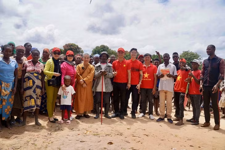 Nam Youtuber cùng các thành viên trong team mình xây nhà tình thương cho trẻ mồ côi, tặng bánh trung thu cho trẻ em, xây giếng, phát gạo cho người dân hay thậm chí là tổ chức những đám cưới theo phong tục Việt Nam cho người dân châu Phi.