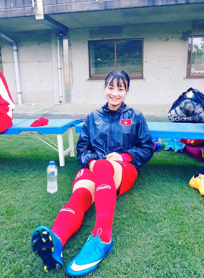 Hoàng Thị Loan bắt đầu chơi bóng từ năm 13 tuổi. Khi đó cô gia nhập đội bóng đá nữ Hà Tây, sau sáp nhập với CLB bóng đá nữ Hà Nội.