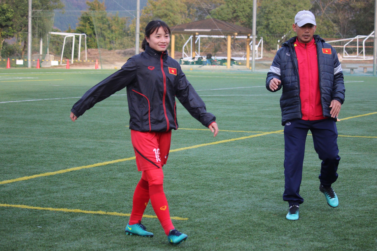 Nữ trung vệ được HLV phó Phạm Văn Vương, CLB nữ Hà Nội đánh giá cao, là mẫu cầu thủ khó tìm bởi cô nàng có tư duy, tiềm năng, khao khát chiến thắng và chịu khó lăng xả trên sân cỏ.