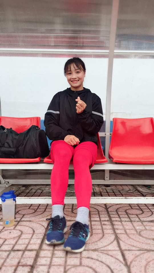 Hoàng Thị Loan (SN 1995, quê Thanh Oai, Hà Nội) mang áo số 4, chơi ở vị trí trung vệ. Thế nhưng cô cũng được coi là nữ cầu thủ đa năng của tuyển bóng đá nữ Việt Nam khi có thể chơi tốt cả hậu vệ phải, hậu vệ trái, tiền vệ phải lẫn tiền vệ phòng ngự.