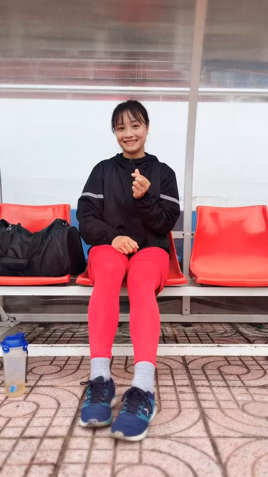 Hoàng Thị Loan (SN 1995, quê Thanh Oai, Hà Nội) mang áo số 4, chơi ở vị trí trung vệ. Thế nhưng cô cũng được coi là nữ cầu thủ đa năng của tuyển bóng đá nữ Việt Nam khi có thể chơi tốt cả hậu vệ phải, hậu vệ trái, tiền vệ phải lẫn tiền vệ phòng ngự.