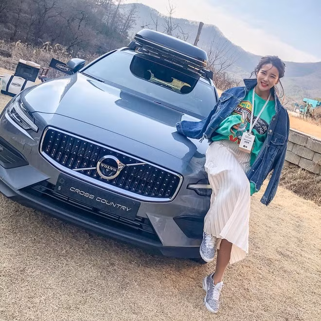 Hiện, bên cạnh thi đấu, Min-ji còn là người mẫu quảng cáo cho nhiều nhãn liên quan đến sức khỏe, thể thao. Cô cũng thường xuyên góp mặt trong nhiều sự kiện lớn.