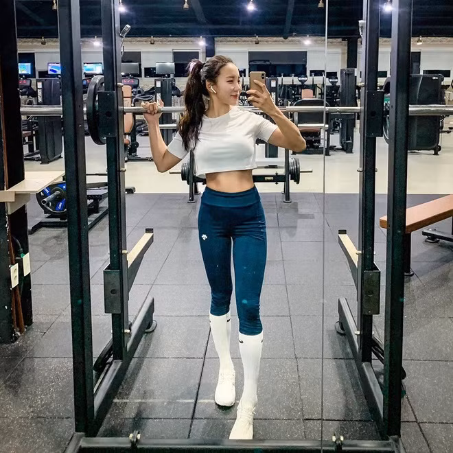 Sở hữu vóc dáng chuẩn, vòng eo con kiến, nữ VĐV khiến nhiều người tò mò về bí quyết giữ dáng.