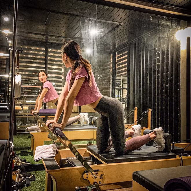 Min-ji đã có những trải lòng về còn đường đến với thể thao. Cô theo học chuyên ngành thiết kế web, sau đó trải qua nhiều công việc khác nhau như thiết kế, nhân viên marketing, làm cho công ty thời trang... Cách đây 4 năm, cảm thấy công việc văn phòng quá gò bó về thời gian, Min-ji quyết định nghỉ việc, chuyển sang rèn luyện, thi đấu như 1 vận động viên thể thao chuyên nghiệp.