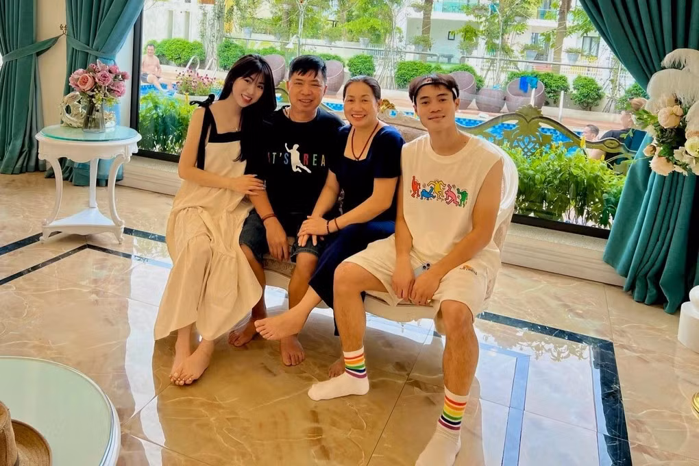 Văn Toàn cũng thường dành nhiều thời gian cho gia đình, anh cực cưng chiều em gái.