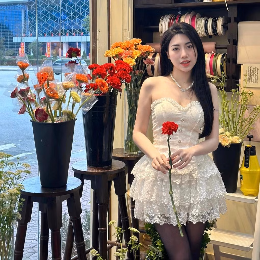 Nguyễn Nụ được đánh giá cao về phong cách cá tính, thể hiện đúng màu sắc cá nhân. Không làm việc liên quan đến nghệ thuật, cô nàng sinh năm 1997 vẫn cố gắng bắt kịp mọi xu hướng thời trang mới nhất.