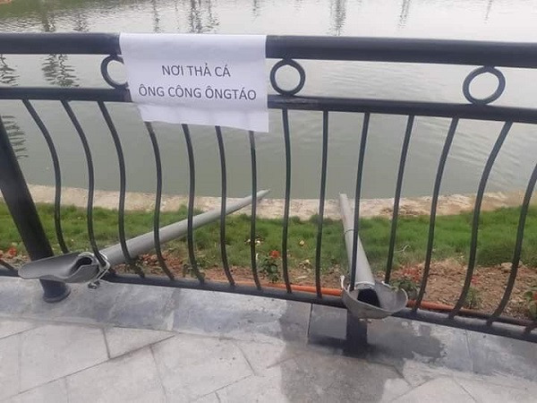 Mới đây, trên mạng xã hội xuất hiện một hình ảnh đẹp nhận được nhiều lời khen ngợi của cộng đồng mạng. Theo đó người ta thiết kế 2 ống bằng kim loại để thả cá xuống hồ. Nếu thả cá qua ống chắc chắn sẽ phải tháo bỏ túi nilong, không gây ảnh hưởng tới môi trường.