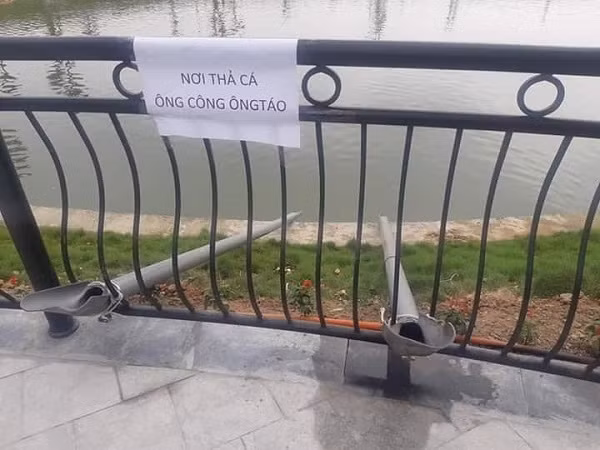 Mới đây, trên mạng xã hội xuất hiện một hình ảnh đẹp nhận được nhiều lời khen ngợi của cộng đồng mạng. Theo đó người ta thiết kế 2 ống bằng kim loại để thả cá xuống hồ. Nếu thả cá qua ống chắc chắn sẽ phải tháo bỏ túi nilong, không gây ảnh hưởng tới môi trường.