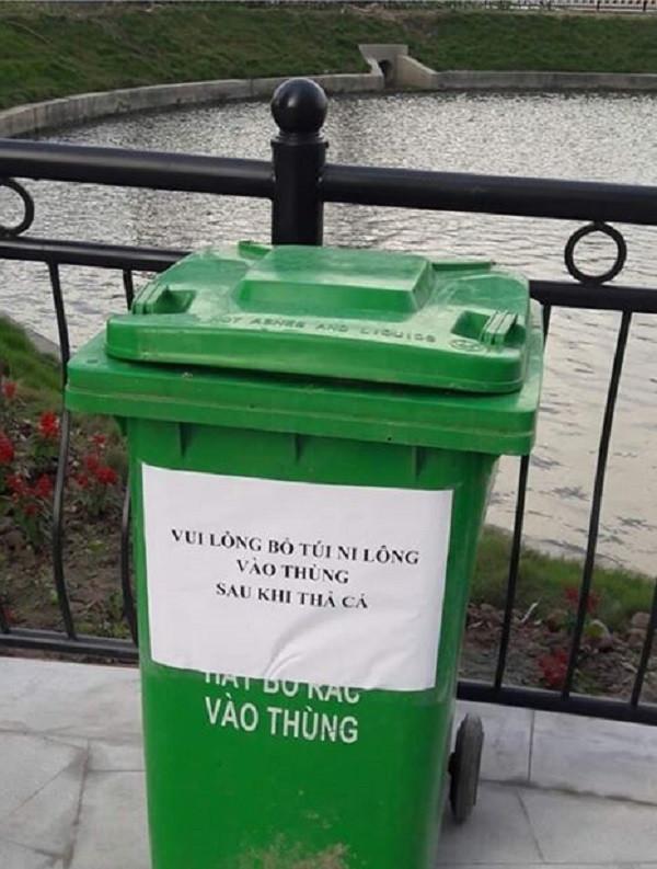 Ngay bên cạnh đó cũng đặt một chiếc thùng rác lớn có in dòng chữ lớn, yêu cầu mọi người vứt rác đúng nơi quy định sau khi thả cá.