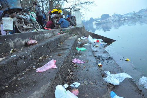 Sau 1 buổi sáng ngày 23 âm lịch, tất cả khu vực xung quanh ao, hồ đều ngập trong rác, trong đó đa số là túi nilon người dân dùng để đựng cá, sau khi đã phóng sinh thì vứt luôn trên bờ rất vô ý thức.