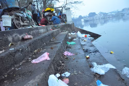 Sau 1 buổi sáng ngày 23 âm lịch, tất cả khu vực xung quanh ao, hồ đều ngập trong rác, trong đó đa số là túi nilon người dân dùng để đựng cá, sau khi đã phóng sinh thì vứt luôn trên bờ rất vô ý thức.