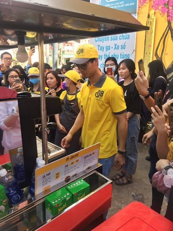 Quán bánh tráng thịt heo kết hợp cùng cà phê được đặt tại TP HCM. Đây là cơ sở kinh doanh mà Công Phượng bắt tay với đồng đội cũ Đông Triều cùng thực hiện.