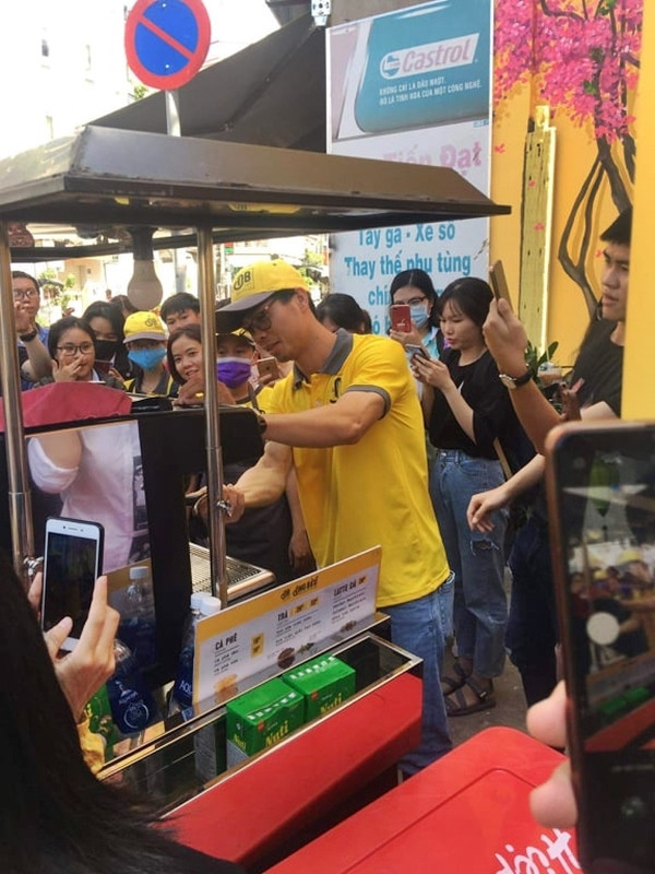 Ngày khai trương lần này có sự góp mặt của rất nhiều fan hâm mộ nữ Công Phượng, họ đã tới chúc mừng chân sút đình đám 1 lần nữa lên chức ông chủ cũng như tranh thủ cơ hội được chính tay Phượng Núi pha cafe cho thưởng thức.