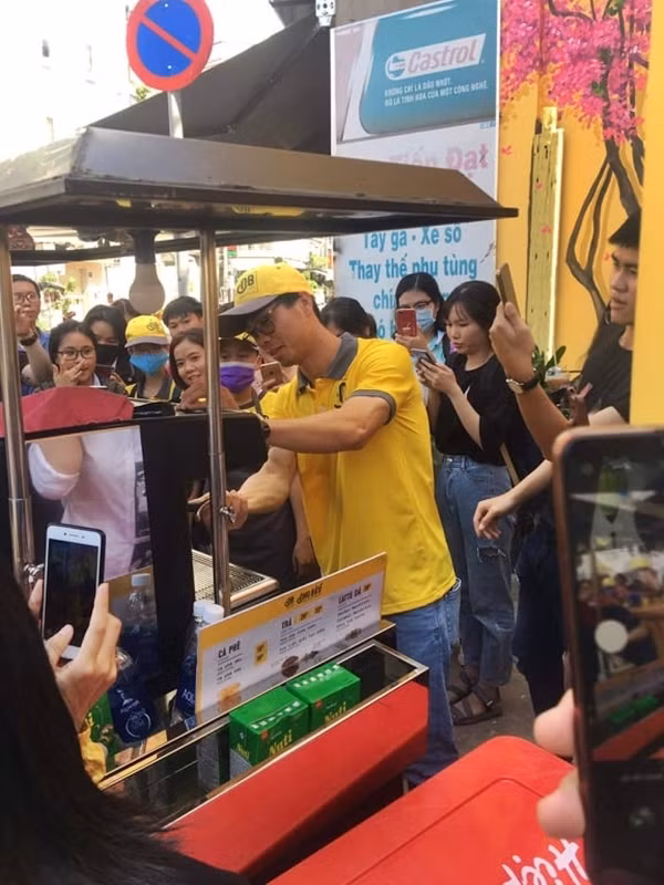 Ngày khai trương lần này có sự góp mặt của rất nhiều fan hâm mộ nữ Công Phượng, họ đã tới chúc mừng chân sút đình đám 1 lần nữa lên chức ông chủ cũng như tranh thủ cơ hội được chính tay Phượng Núi pha cafe cho thưởng thức.