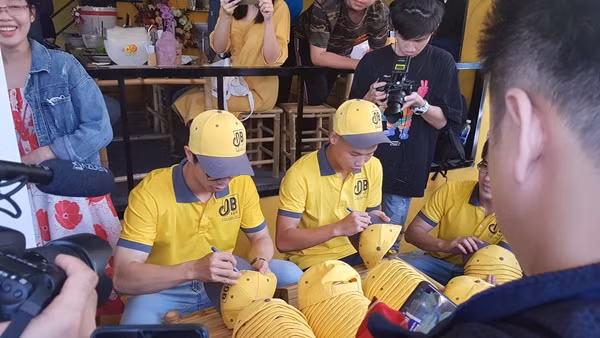 Ngay từ sáng sớm, hàng chục người hâm mộ đã đến xếp hàng với hy vọng được chụp ảnh, xin chữ kí và giao lưu cùng hai cầu thủ trưởng thành từ lò đào tạo HAGL JMG.