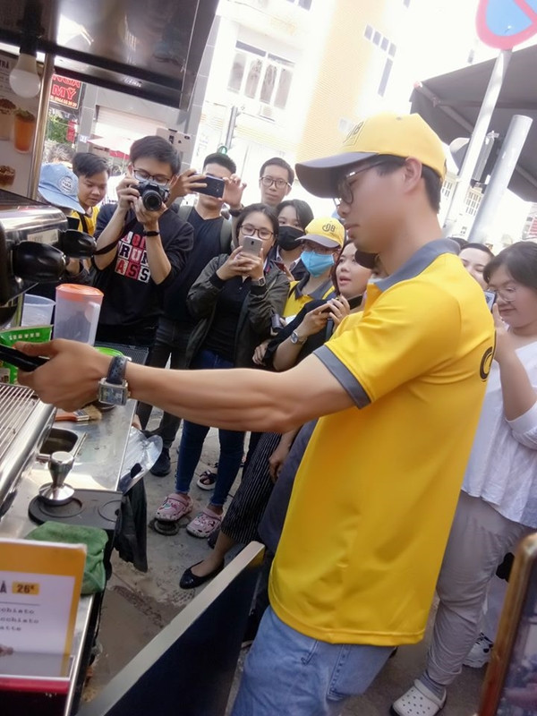 Theo thông tin được biết, vốn làm ăn cơ sở kinh doanh lần này không hề nhờ sự trợ giúp từ gia đình, mà nhờ từ những khoản tiết kiệm khi thi đấu bóng đá của 2 cầu thủ.