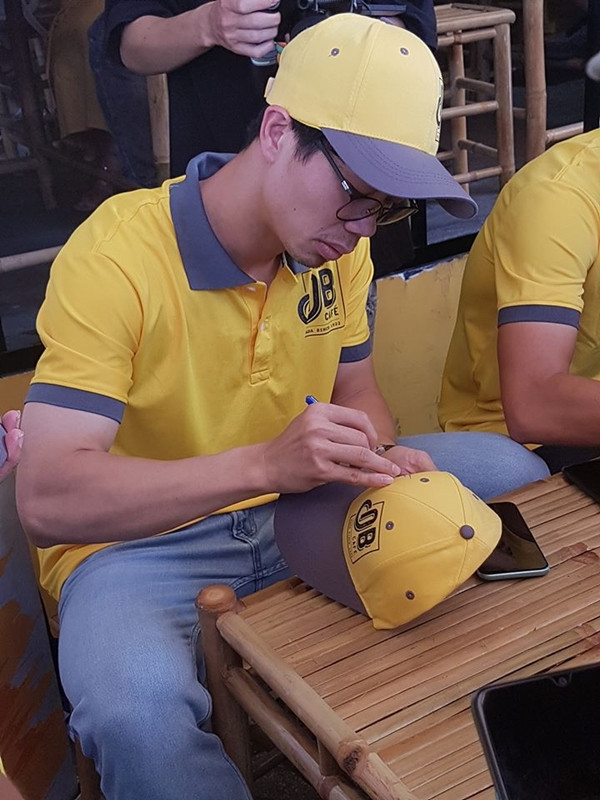 Chỉ ít ngày trước đó, Công Phượng đã tổ chức lễ đính hôn với Viên Minh tại một khách sạn 5 sao ở TPHCM. Cặp đôi đã hẹn hò trong thời gian 4 năm trước khi quyết định tổ chức lễ cưới.