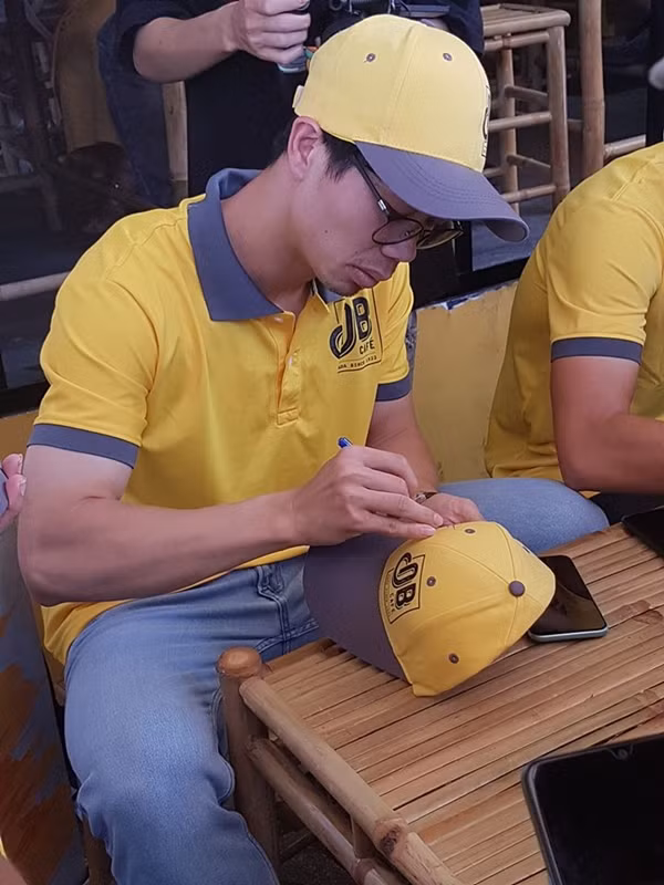 Chỉ ít ngày trước đó, Công Phượng đã tổ chức lễ đính hôn với Viên Minh tại một khách sạn 5 sao ở TPHCM. Cặp đôi đã hẹn hò trong thời gian 4 năm trước khi quyết định tổ chức lễ cưới.