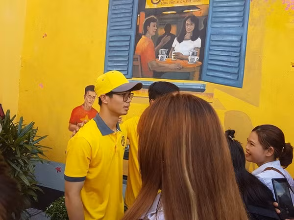 Fan hâm mộ đã đến từ rất sớm để có thể giao lưu và trò chuyện cùng idol ngay trong ngày khai trương.