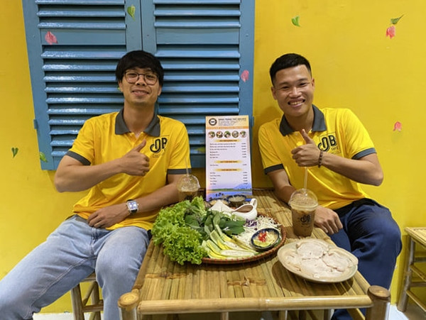 Nhà hàng bánh tráng thịt heo ĐT5 được đặt theo tên viết tắt của Đông Triều. Với sự hỗ trợ từ ba ông bầu của làng bóng đá quán ĐT5 sẽ kinh doanh thêm cả thức uống là cà phê theo mô hình take - away ngay trong khuôn viên của nhà hàng.