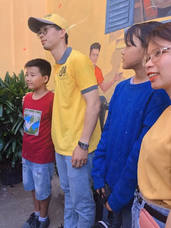 Xuất hiện lần đầu tiên sau lễ đính hôn, Công Phượng đến dự khai trương quán cafe này nhưng có sự hiện diện của vợ sắp cưới Tô Ngọc Viên Minh.