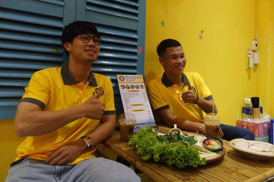 Hậu lễ đính hôn hoành tráng, Công Phượng tập tành kinh doanh lớn Hau le dinh hon hoanh trang, Cong Phuong tap tanh kinh doanh lon