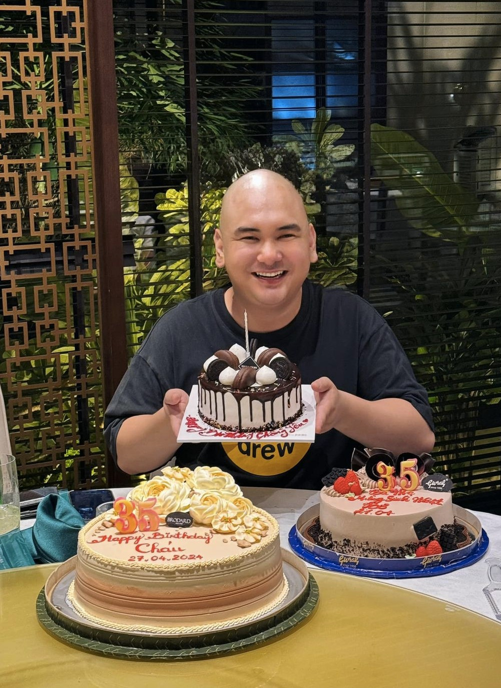 Mới đây, vào dịp đón tuổi mới, Xemesis đã đăng tải hình ảnh đón sinh nhật với kiểu tóc mới khiến nhiều fan của anh chàng xôn xao. Nam streamer quyết định cạo trọc đầu để mừng tuổi mới. Kem theo hình ảnh, anh chàng bày tỏ: "Và mình đã lên 35 tuổi