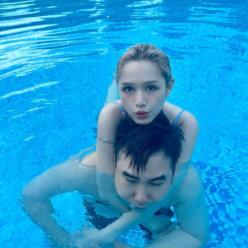 Cả 2 thường xuyên đăng tải những hình ảnh yêu thương vui vẻ và lầy lội lên trang cá nhân.