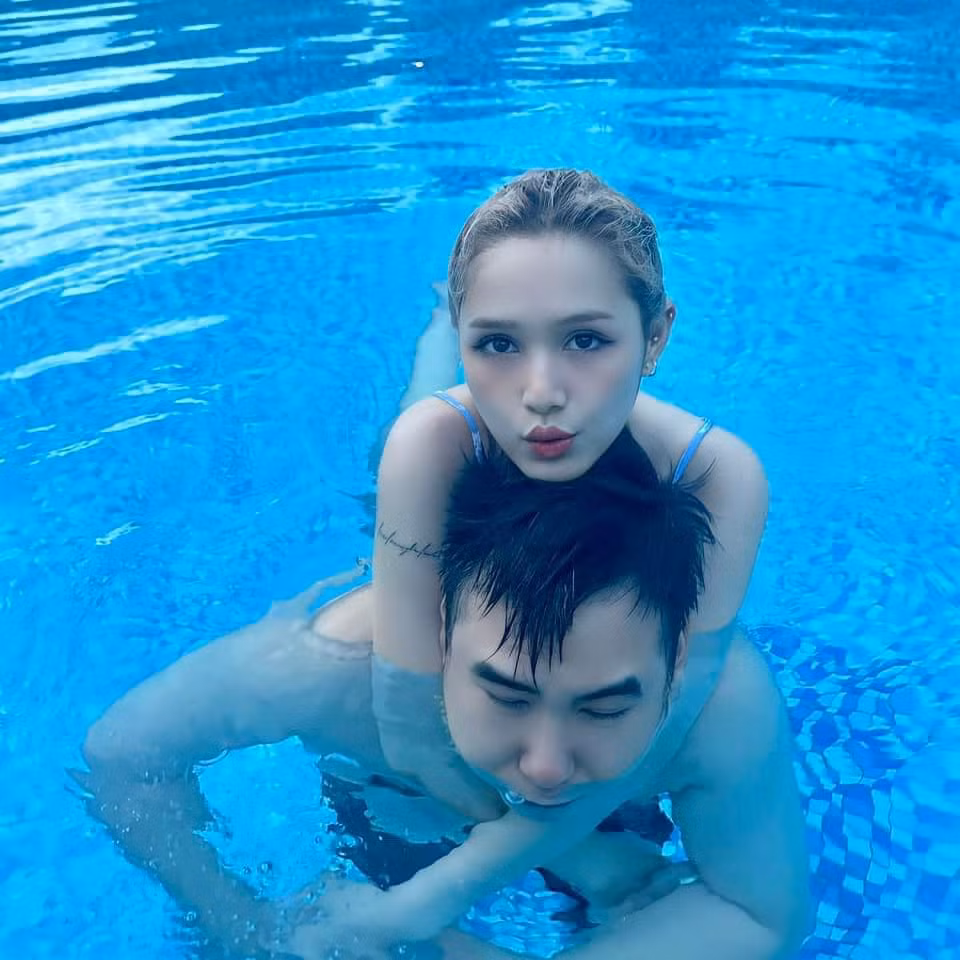 Cả 2 thường xuyên đăng tải những hình ảnh yêu thương vui vẻ và lầy lội lên trang cá nhân.