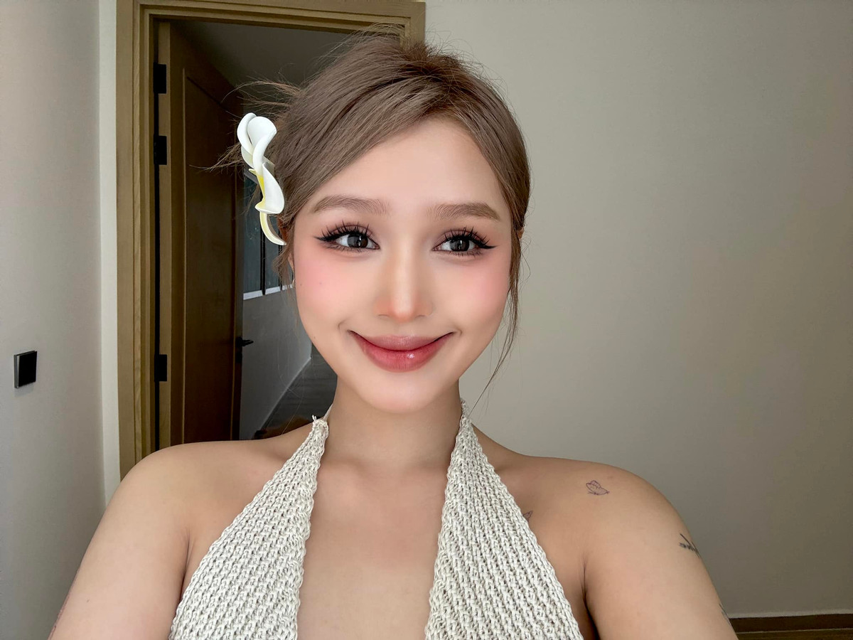 Xemesis và Xoài Non gặp nhau tại một sự kiện game cuối năm 2018. Khi đó Xemesis là khách mời còn nàng hotgirl thì cùng bạn tham dự sự kiện.