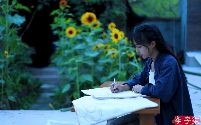 Nữ blogger hiện sinh sống tại vùng núi hẻo lánh ở tỉnh Tứ Xuyên nhận nhiều thiện cảm nhờ vẻ ngoài khả ái cùng các kỹ năng nấu nướng, làm đồ gia dụng, mỹ phẩm tại nhà. Cô cũng nhận được không ít lời mời tham gia chương trình truyền hình về văn hóa, giải trí, ẩm thực tại đất nước tỷ dân.