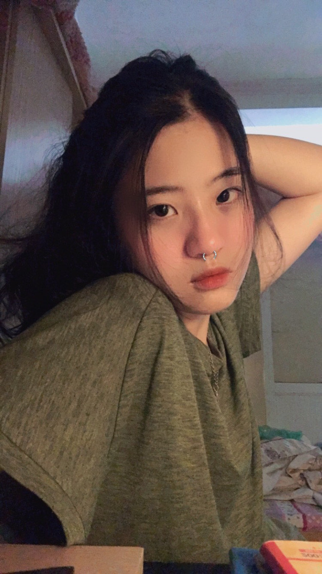 Dù không quá nổi bật thế nhưng nữ sinh này vẫn có sự cuốn hút. Cô nàng còn được nhận xét thần thái và gương mặt xinh xắn không kém gì idol K-Pop.