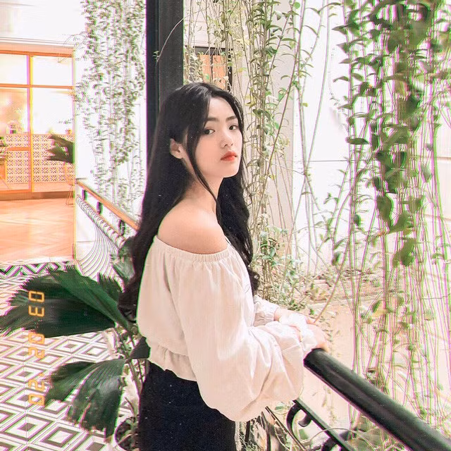 Cũng giống như Phương Mai, Ngọc có vẻ bề ngoài rất xinh xắn, đáng yêu và được dân mạng gọi là “hot girl học đường” bởi cô nàng giống với diễn viên Hàn Quốc Han So-Hee hay mỹ nhân Trung Quốc - Dương Siêu Việt.