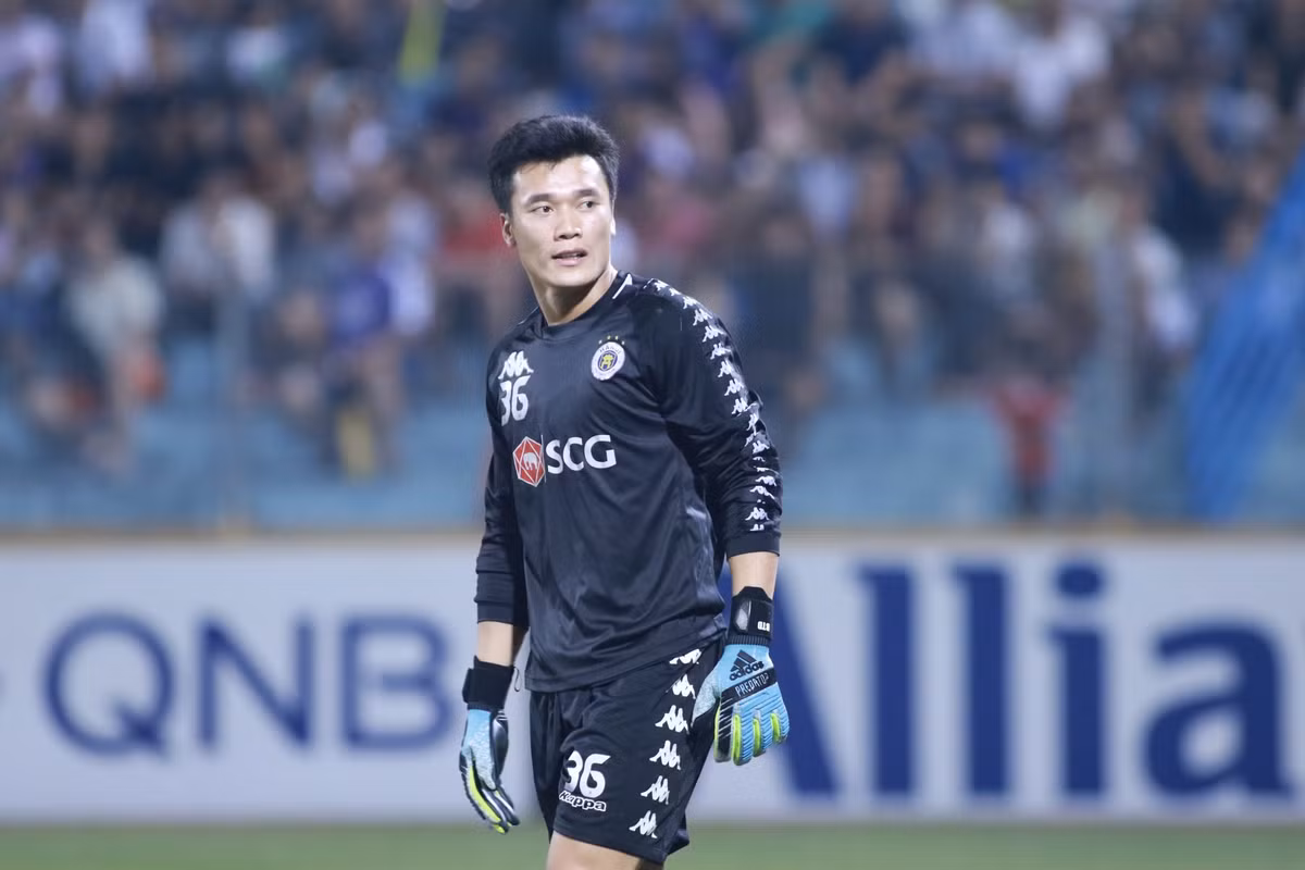 Tuy vậy, thủ thành của U22 Việt Nam vẫn nhận được sự ủng hộ của nhiều người. Bùi Tiến Dũng không đáng trách, chỉ tiếc rằng ở CLB anh ít được ra sân, mất đi cảm giác bóng. Hơn nữa trên sân cỏ, không ai nói trước được điều gì, Dũng cũng đã cố gắng hết sức để cản phá. Hy vọng ở các trận đấu tiếp theo, anh sẽ làm tốt hơn.