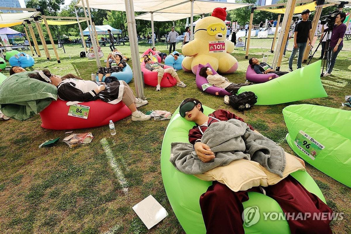 Để chiến thắng cuộc thi, người tham gia cần vượt qua 3 thử thách chính. Thử thách đầu tiên là cù vào mặt người đang ngủ bằng một chiếc lông vũ. Thử thách thứ hai là nói nhỏ vào tai người tham gia: 'Xin chúc mừng. Bạn đã thắng". Thử thách thứ ba yêu cầu người chơi vượt qua được những âm thanh như tiếng muỗi và tiếng ngáy.