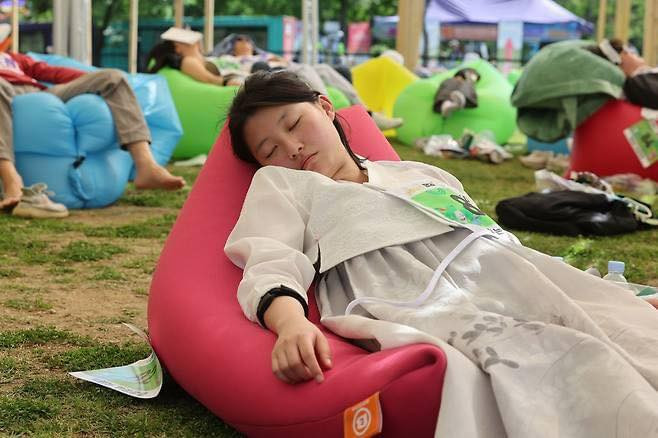 Luật thi đấu rất đơn giản: Người tham gia chỉ cần mặc quần áo thoải mái, nằm trên ghế hơi được bơm đầy khí và ngủ thật sâu. Không chỉ vậy, ban tổ chức còn chuẩn bị sẵn các suất cơm, nhạc jazz và lớp yoga để giúp người chơi có giấc ngủ ngon hơn.