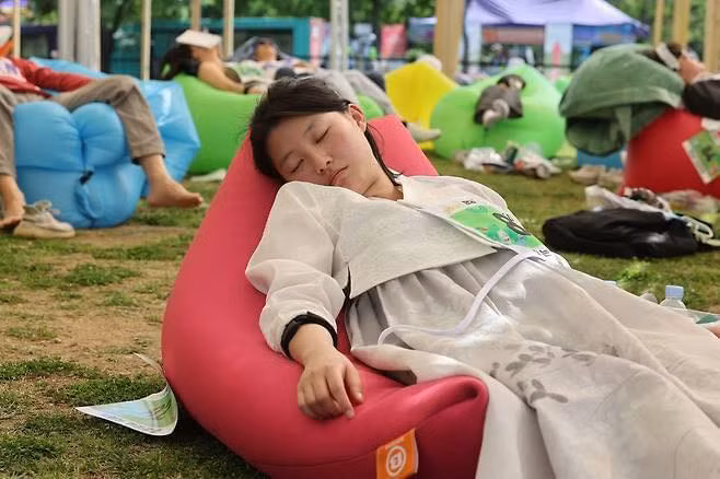 Luật thi đấu rất đơn giản: Người tham gia chỉ cần mặc quần áo thoải mái, nằm trên ghế hơi được bơm đầy khí và ngủ thật sâu. Không chỉ vậy, ban tổ chức còn chuẩn bị sẵn các suất cơm, nhạc jazz và lớp yoga để giúp người chơi có giấc ngủ ngon hơn.