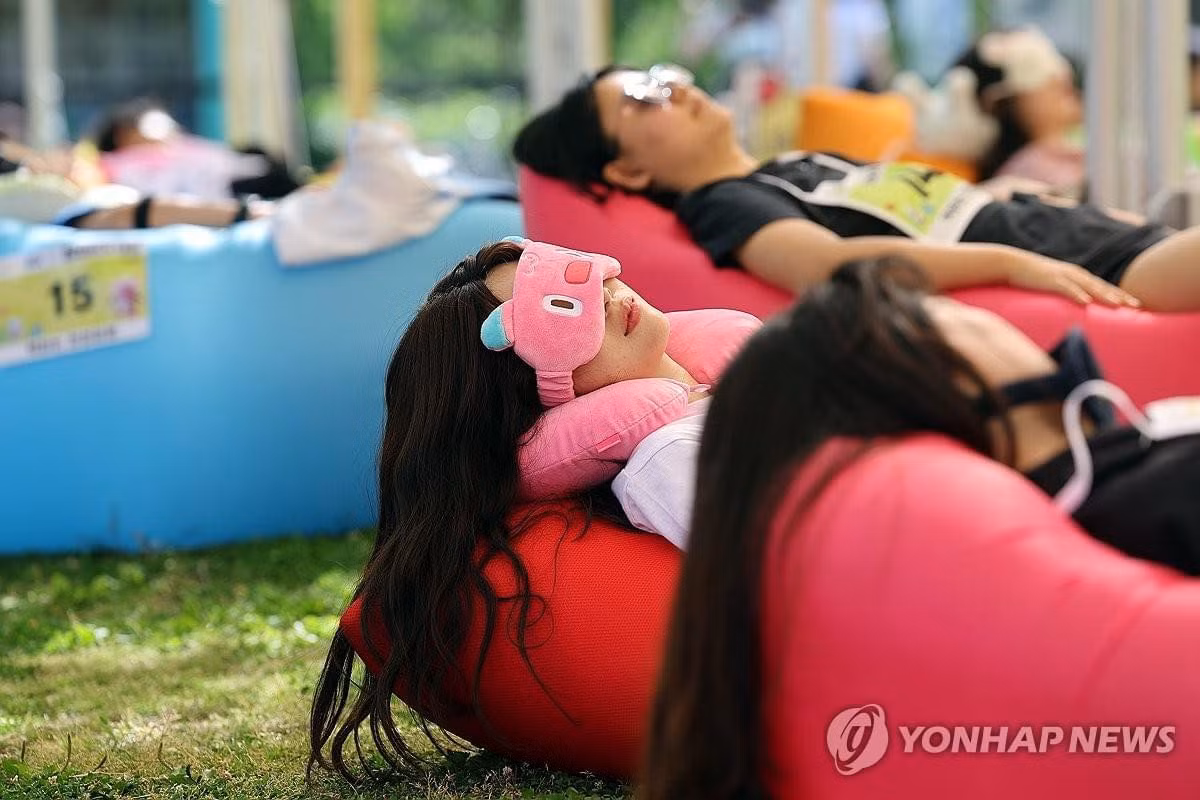 Những người tham gia thuộc nhiều độ tuổi khác nhau như học sinh tiểu học, học sinh trung học và nhân viên văn phòng đã chuẩn bị cho cuộc thi theo cách riêng của họ