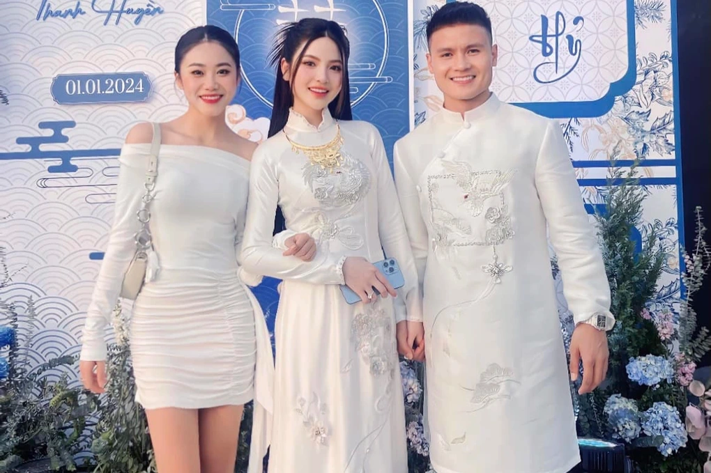 Cô nàng có mối quan hệ khá thân thiết với dàn cầu thủ bóng đá Việt. Đầu tháng 1, người đẹp sinh năm 2002 tham dự lễ ăn hỏi của cặp đôi Quang Hải - Chu Thanh Huyền.