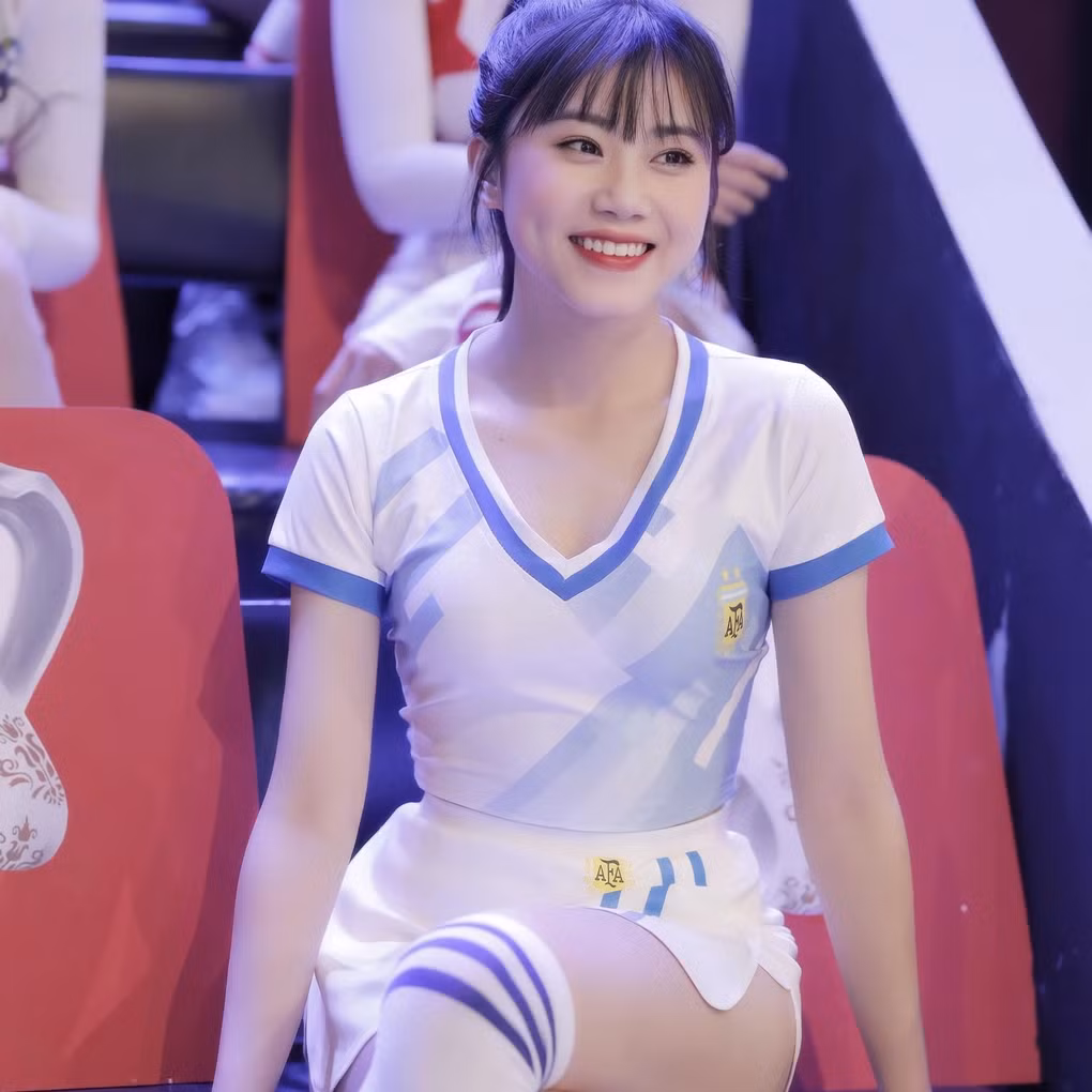 Hot girl “dat to Hung Vuong” me bong da noi tieng khap coi mang