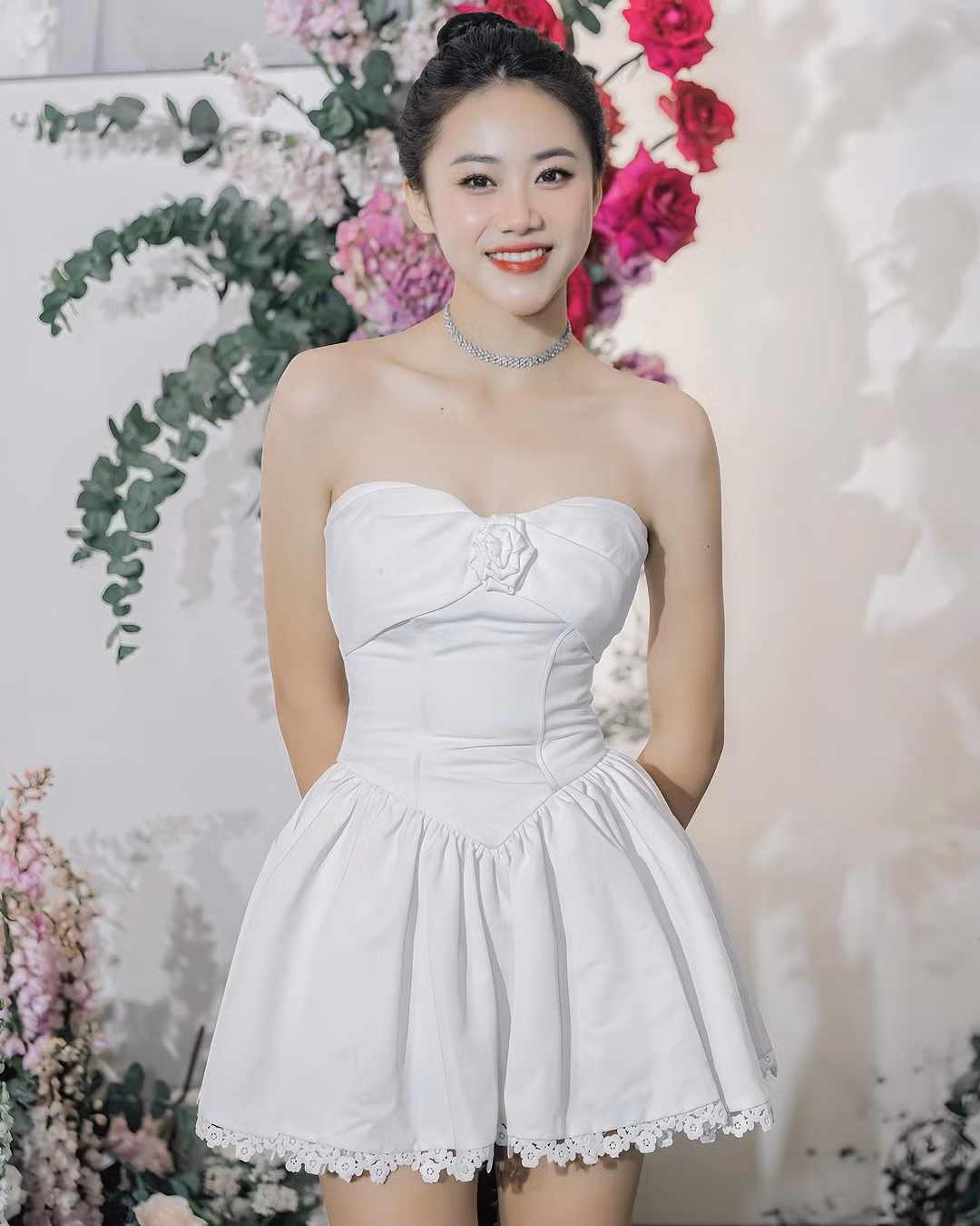 Đôi lúc, nàng hot girl cũng hóa thân thành nàng thơ bánh bèo điệu đà.