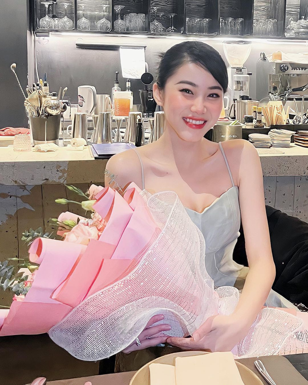 Bên cạnh công việc làm mẫu ảnh, Hòa Bình cũng lấn sân sang lĩnh vực kinh doanh các sản phẩm thời trang thể thao, ngoài ra người đẹp cũng chú ý trau dồi kỹ năng làm MC để chuẩn bị định hướng công việc trong tương lai.