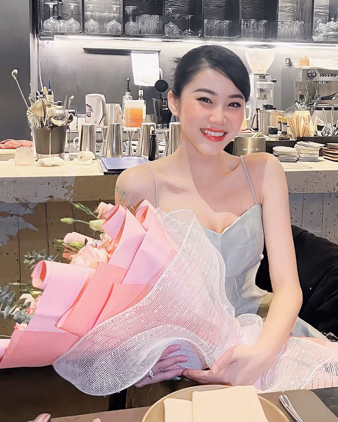 Bên cạnh công việc làm mẫu ảnh, Hòa Bình cũng lấn sân sang lĩnh vực kinh doanh các sản phẩm thời trang thể thao, ngoài ra người đẹp cũng chú ý trau dồi kỹ năng làm MC để chuẩn bị định hướng công việc trong tương lai.