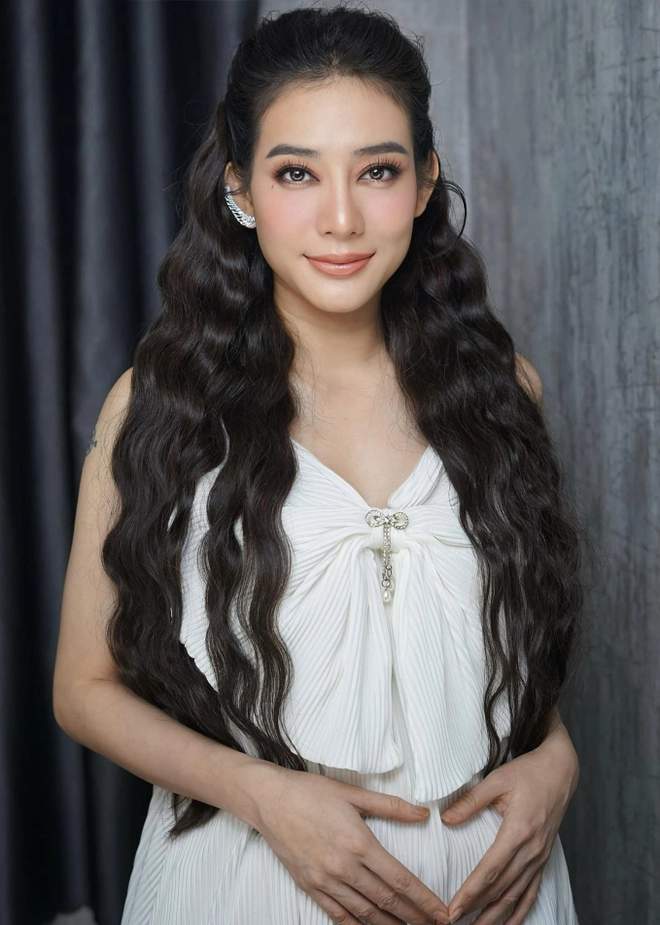 Trải qua 2 lần ly hôn, cuối năm 2023, Kim Nhã sinh con đầu lòng với người yêu. Hiện tại, Kim Nhã sống cùng mẹ và con gái, đồng thời kinh doanh cửa hàng hoa và quà.